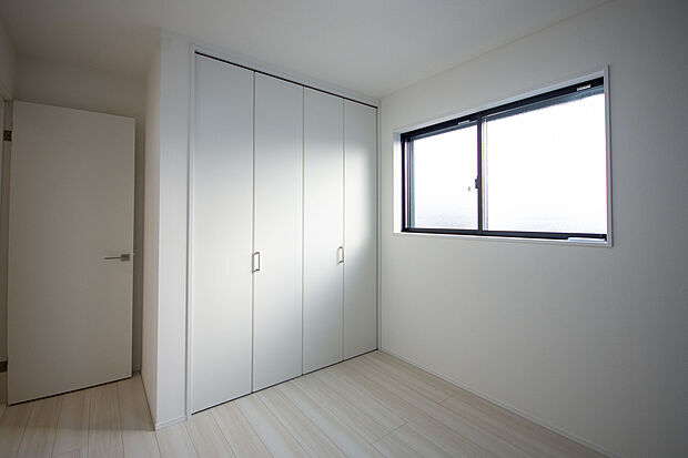 【【洋室】】ライフスタイルにあわせて使い分けが可能な洋室4部屋プラン。すべての洋室に収納を設けており、住空間を有効的に使用することができます。