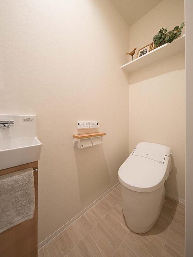 【【2階トイレ】】1、2階それぞれに温水洗浄便座付きトイレを設置。順番待ちの心配も軽減され、快適に使用できます。2階トイレは手洗い付き。使用後の手洗いのほか、掃除ぐに水を使用できます。