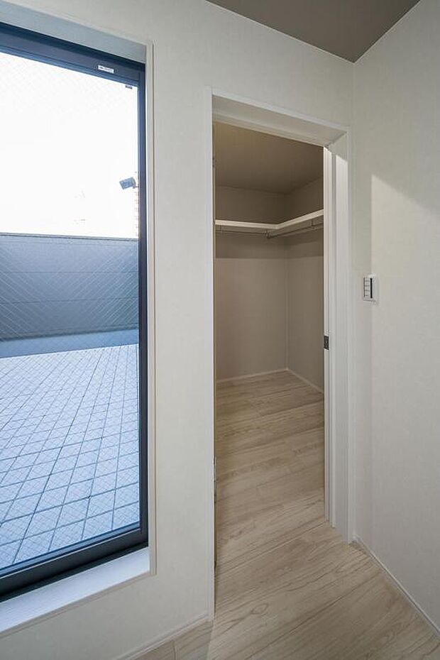 【【WIC】】3階、約7.0帖の洋室にはWICが備わっています。棚板とハンガーパイプ付きで、洋服は掛けて収納することが可能。衣類ケースやスーツケースなども置ける広さで、衣類や小物を一ヶ所にまとめて収納できます。