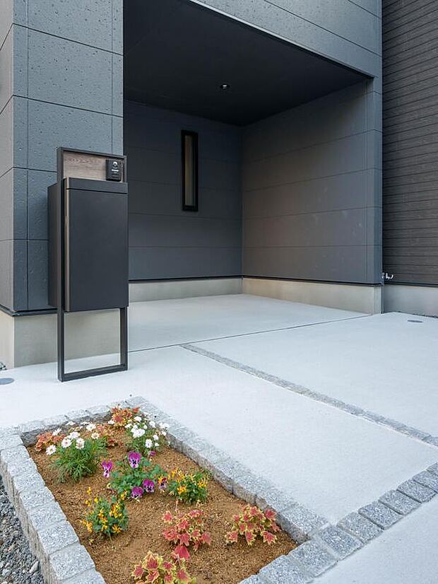 【【機能門柱】】インターホンとポストが一体型となった機能門柱。外観デザインにあわせたブラックカラーで、シンプルでスタイリッシュな印象です。すっきりとした縦長の形状で、駐車スペースを邪魔しない大きさの門柱です。