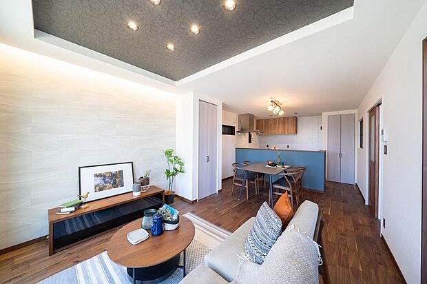 【【本分譲地に建築可能な建物プラン例】】リビングの壁に間接照明を設置することで空間に立体感が生まれ、豊かで落ち着いた大人の空間を演出します。《分譲地外:建物面積93.55m2、建物価格1688万円》