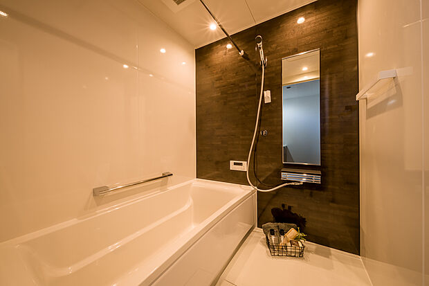 【【浴室/3号地】】浴室乾燥機付きで、天候や時間に関わらず洗濯物を気持ちよく乾かすことができます。浴槽側には手摺りを設置し、滑りやすい浴槽内への出入りをサポート。お子様の入浴の際にも安心です。