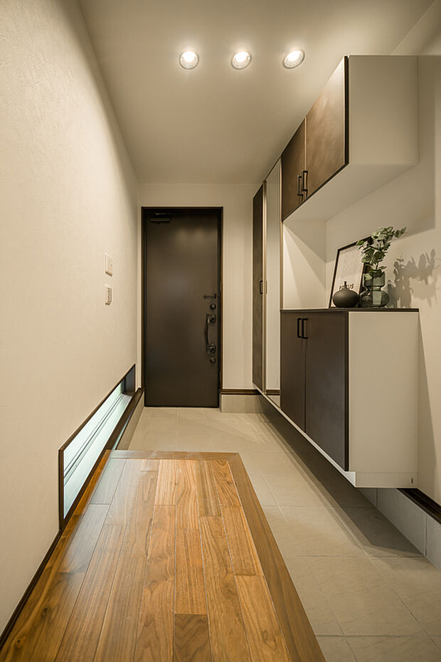 【【玄関/3号地】】L字型の土間を採用しており、大人数でもゆったりと靴の脱ぎ履きができる玄関です。足元にはスリット窓を設置し、明るさも確保。ご家族や来訪者を気持ちよく迎え入れてくれます。