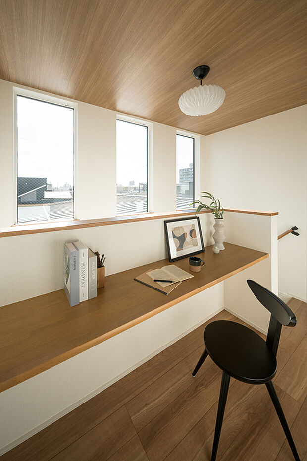 【【2階ホール/2号地】】2階ホールにはカウンタースペースを設けました。お子様の学習スペースや、家事スペースにと重宝します。吹抜けと繋がる部分のため、1階にいるご家族の気配を感じながら過ごせるスペースです。