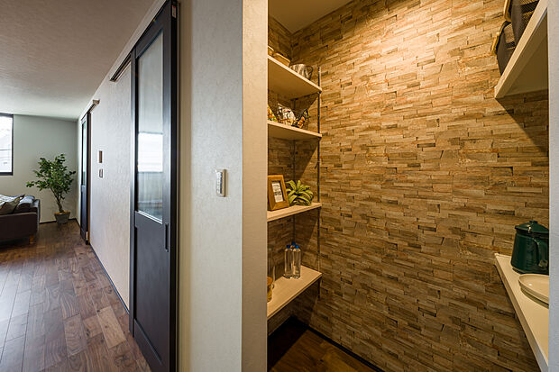 【【パントリー/3号地】】キッチン横には、可動棚付きのパントリーを設置しました。食品のストックや調理器具の収納場所として便利です。オープン仕様のため、調理中でもサッと取り出すことができます。