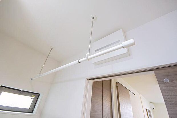 【【本分譲地に建築可能な建物プラン例】】室内干しができるよう、洗面室に物干し金物を設置。雨の日や花粉が舞う時期の洗濯物乾燥に活躍します。《分譲地外:建物面積106.92m2、建物価格1920万円》