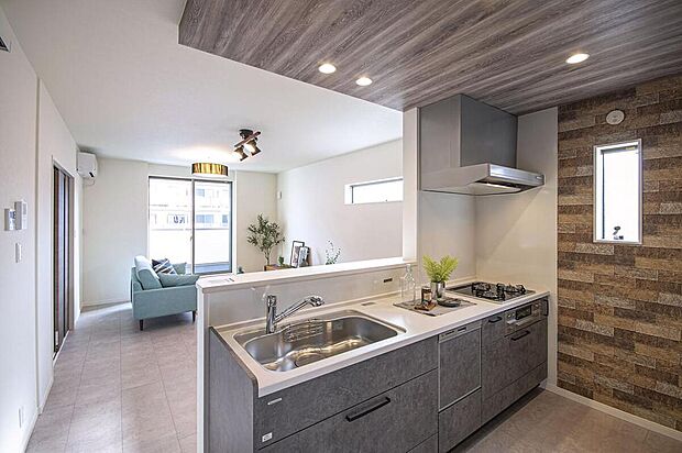 【【本分譲地に建築可能な建物プラン例】】キッチンには木目の折下天井をあしらいました。落ち着いたカラーのクロスや面材を使用し、引き締まった印象に◎《分譲地外:建物面積106.92m2、建物価格1920万円》