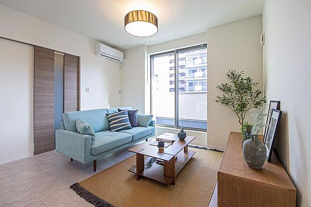 【【本分譲地に建築可能な建物プラン例】】大きな窓をから陽光が注ぐ寛ぎ空間。ご家族のコミュニケーションが自然と増えるリビング階段を採用しています。《分譲地外:建物面積106.92m2、建物価格1920万円》