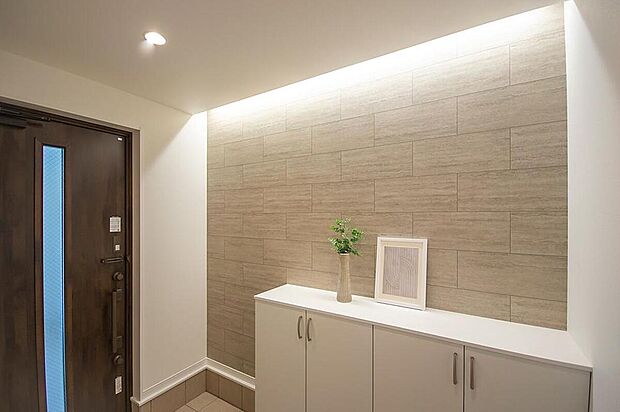 【【本分譲地に建築可能な建物プラン例】】間接照明の柔らかな光がアクセントクロスを照らし、家に入った瞬間に高級感を味わえる空間を演出しました。《分譲地外:建物面積104.48m2、建物価格1877万円》