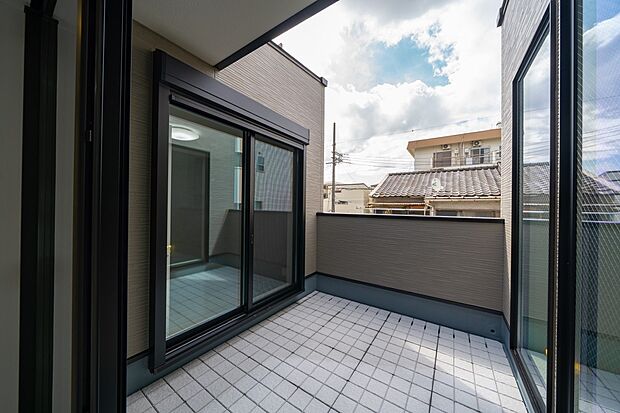 【【本分譲地に建築可能な建物プラン例】】バルコニーはゆったりとした広さがあり、チェアやテーブルを出してくつろぐことも可能です。《分譲地外:建物面積98.41m2、建物価格1767万円》