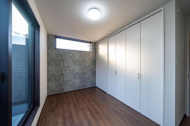 【【本分譲地に建築可能な建物プラン例】】掃き出し窓からの開放感と、高窓からのやさしい光が楽しめる洋室。明るさと落ち着きを両立したプライベート空間です。《分譲地外:建物面積103.87m2、建物価格1866万円》