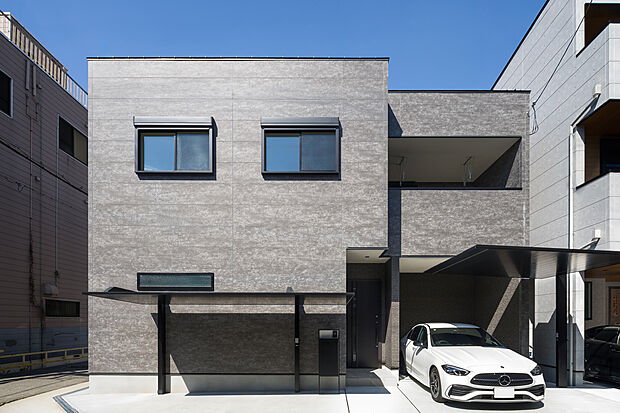 【【外観写真】 】青空に映えるスタイリッシュな外観。周辺には公園が複数点在しており、便利な立地ながら自然も感じられる住環境。ご家族と気軽にお散歩に出かけられます。