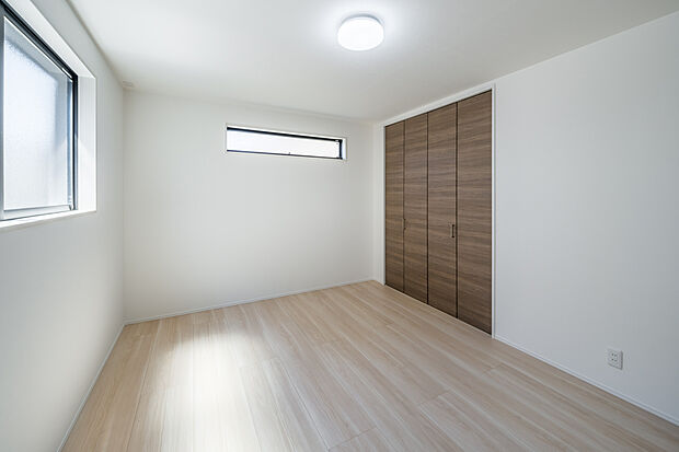 【【洋室/約7.8帖】】各洋室内にはクローゼットが設けられています。扉は折れ戸なので、端にかけたお洋服も取り出しやすいです。収納家具を最低限に、居住スペースを広くお使いいただけます。