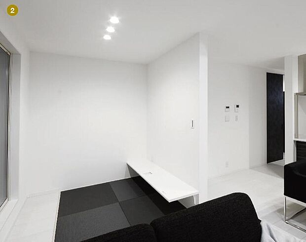 【【本分譲地に建築可能な建物プラン例】】LDKに設けた畳スペース。作り付けのカウンターで勉強や読書を楽しんだり、畳に寝転んだりと多用途に利用可能。《分譲地外:建物面積91.12m2、建物価格1674万円》