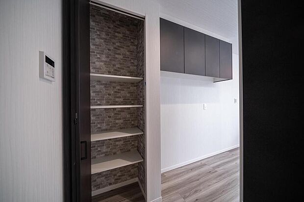 【【本分譲地に建築可能な建物プラン例】】ライフスタイルに合わせ、適材適所に収納を計画。日常的に使用する雑貨や、ストック品などを収納する際に役立ちます。《分譲地外:建物面積98.42m2、建物価格1768万円》