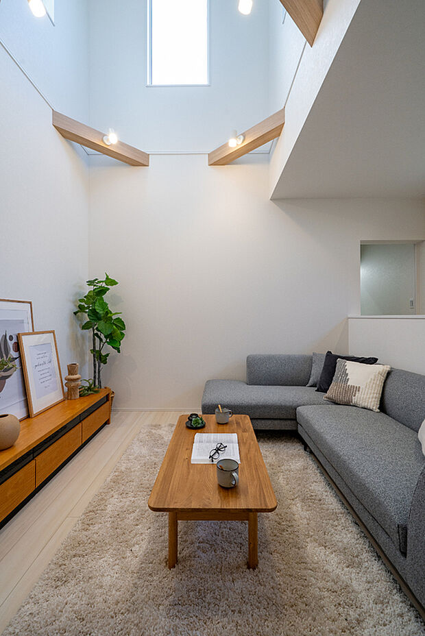 【【本分譲地に建築可能な建物プラン例】】吹抜けから降り注ぐ、爽やかな自然光がホワイトのクロスに反射し、より一層明るい住空間に仕上がりました。《分譲地外:建物面積95.57m2、建物価格1716万円》