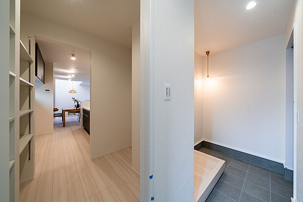 【【本分譲地に建築可能な建物プラン例】】玄関からダイニング、キッチンへと分かれる2WAY動線。ご家族それぞれの動きがスムーズになります。《分譲地外:建物面積95.57m2、建物価格1716万円》