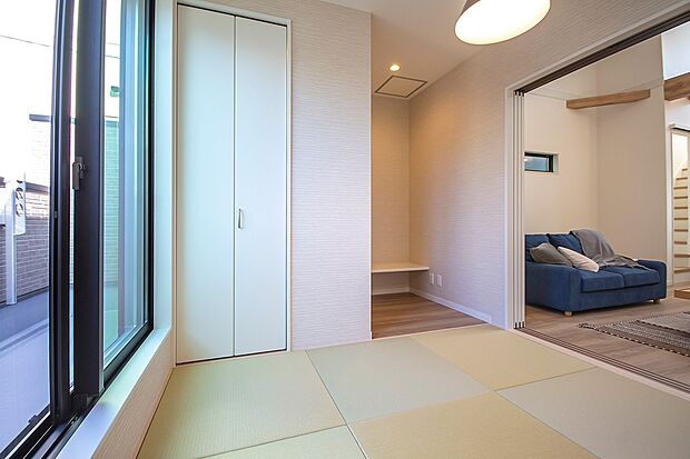 【【本分譲地に建築可能な建物プラン例】】畳の上で足を伸ばしてホッとする時間が持てそうです。取り込んだ洗濯物を片付けたり、お子様のお昼寝スペースとしても◎《分譲地外:建物面積104.48m2、建物価格1877万円》