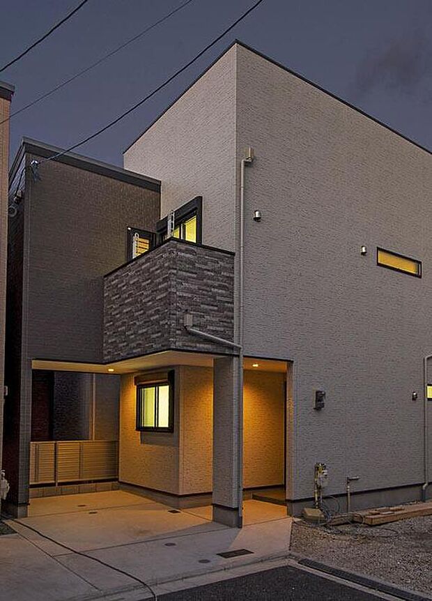 【【本分譲地に建築可能な建物プラン例】】ほっと寛いだ気持ちになれる、温かみのあるデザイン。窓から漏れる暖色の灯りが、帰ってくるご家族を優しく照らします。《分譲地外:建物面積101.25m2、建物価格2116万円》