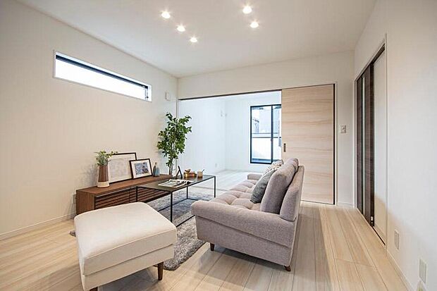 【【本分譲地に建築可能な建物プラン例】】LDKに隣接する洋室は、引き戸を開放することで一体利用も可能。客間やお子様のプレイスペースとしても活用できます。《分譲地外:建物面積101.25m2、建物価格2116万円》