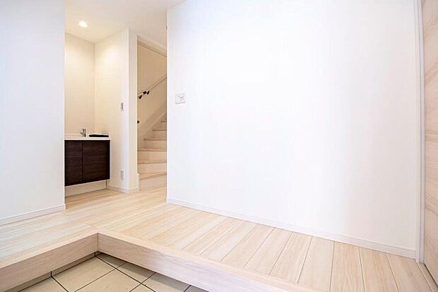【【本分譲地に建築可能な建物プラン例】】幅を広く取ることで、圧迫感を軽減した玄関ホール。帰宅してすぐに手洗いができるよう、洗面台を設置しました。《分譲地外:建物面積101.25m2、建物価格2116万円》