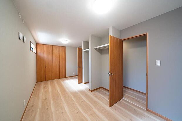 【【本分譲地に建築可能な建物プラン例】】ライフプランに合わせ、将来的に2部屋にして使えるよう、窓や収納を2つずつ設けた「将来間仕切り」仕様です。《分譲地外:建物面積83.43m2、建物価格1922万円》
