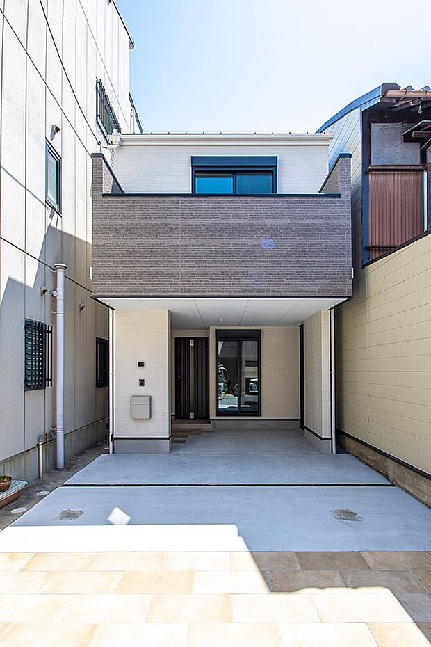 【【本分譲地に建築可能な建物プラン例】】ベースのホワイトカラーに、ストーン調の外壁材や玄関・サッシのダークカラーが引き立つ、印象的な外観デザインです。《分譲地外:建物面積104.48m2、建物価格1877万円》