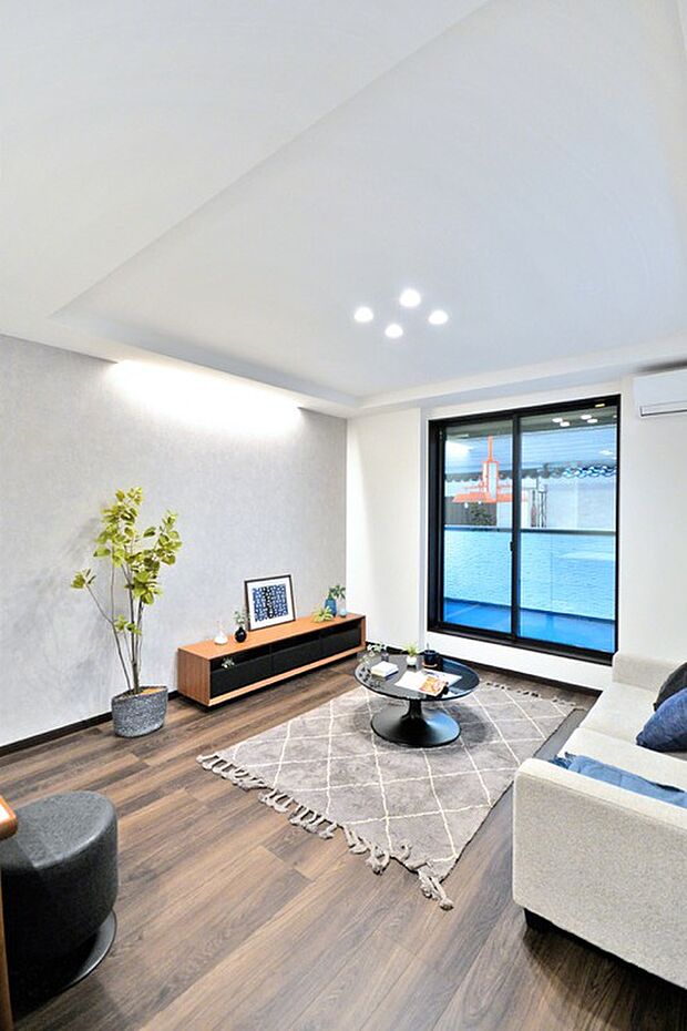【【本分譲地に建築可能な建物プラン例】】折上げ天井・間接照明のあるリビングスペース。奥行きが感じられ、リラックスできる安らぎ空間を演出しています。《分譲地外:建物面積101.25m2、建物価格2116万円》