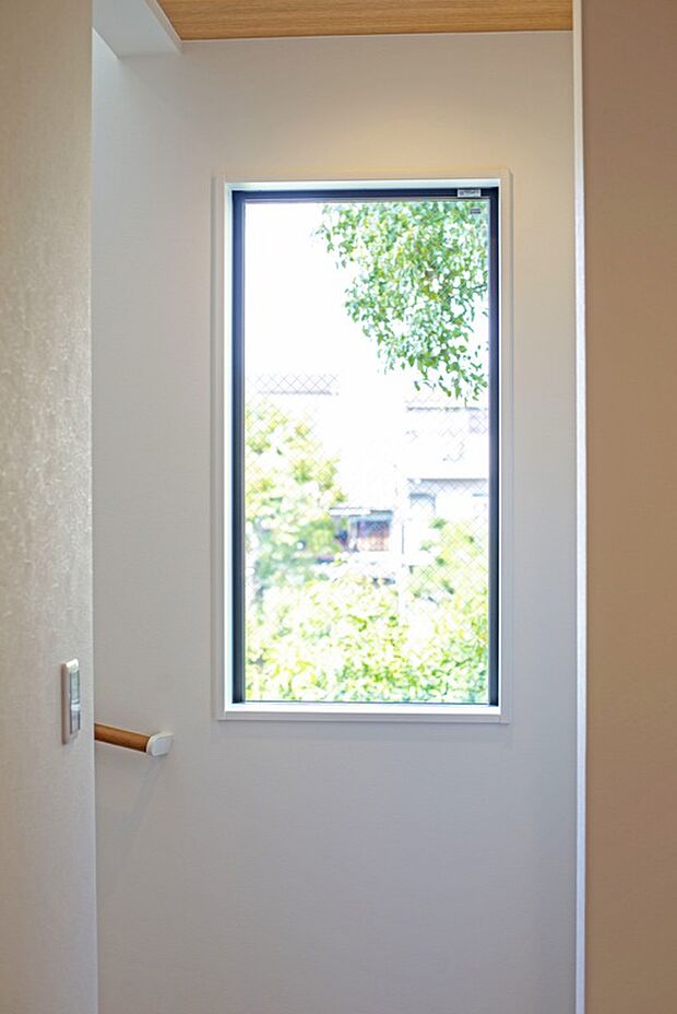【【本分譲地に建築可能な建物プラン例】】3階へと向かう階段の登り口にFIX窓を設け、風景画のように外の自然がアーティスティックに見える演出をしました。《分譲地外:建物面積101.85m2、建物価格2127万円》