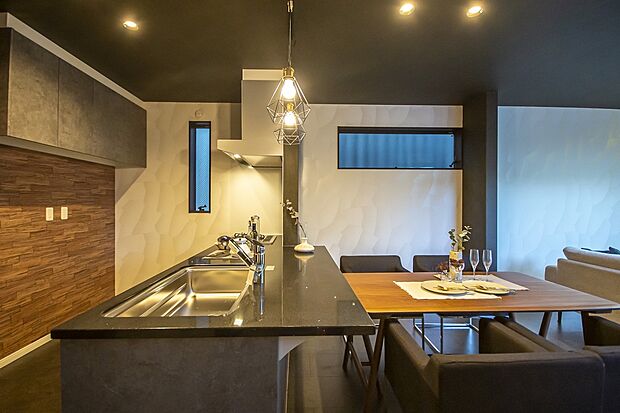 【【本分譲地に建築可能な建物プラン例】】奥行のあるカウンターを採用した、フルフラットタイプのキッチン。作業時はもちろんのこと、配膳の際も便利です。《分譲地外:建物面積111.16m2、建物価格2294万円》