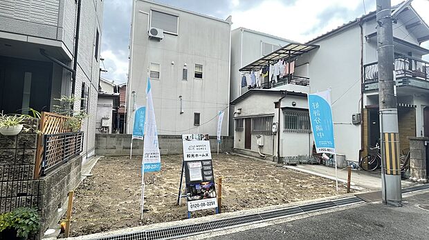 【【前面道路含む現地写真】】キッチンは対面式で、調理中もご家族や友人との会話が弾みます。ご家族との時間とプライベート時間の両方を充実させられる間取り配置です。