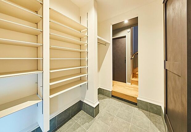 【【本分譲地に建築可能な建物プラン例】】ゴルフバッグやキャンプ用品、ベビーカーの収納にも便利なSIC。道具のお手入れや整理もできる広さが魅力です。《分譲地外:建物面積102.86m2、建物価格2145万円》