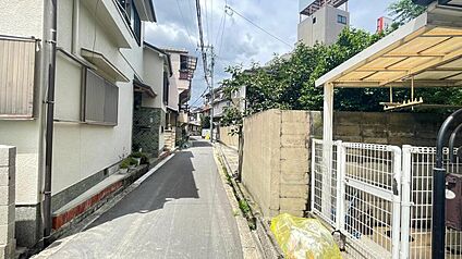 【前面道路を含む現地写真】