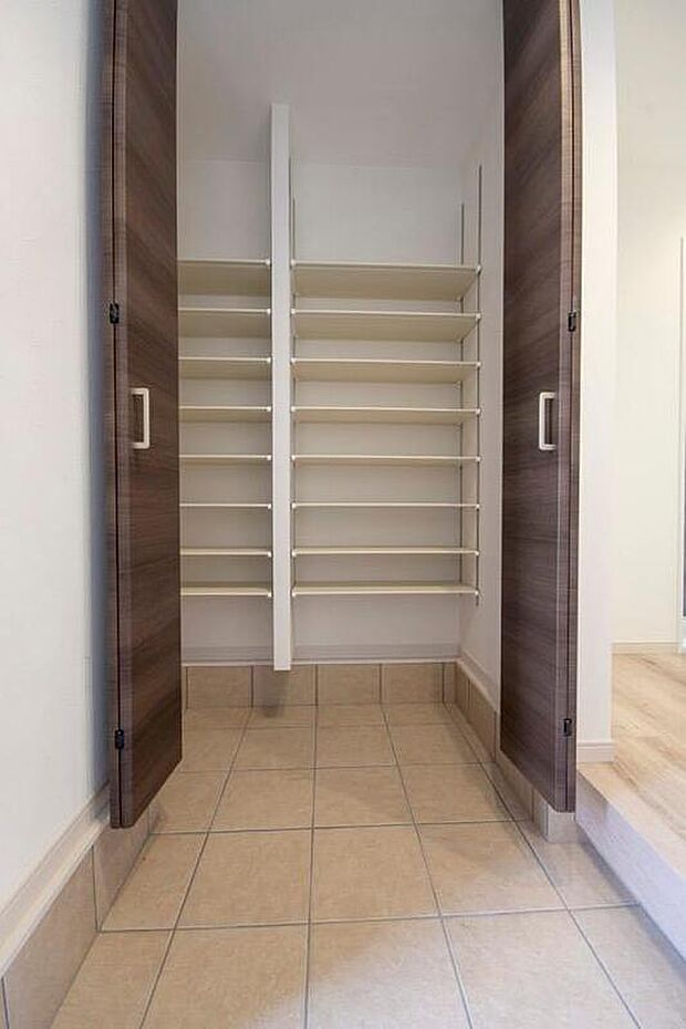 【【本分譲地に建築可能な建物プラン例】】ベビーカーなども収納可能な、大容量のシューズインクロークを設けました。可動式の棚を採用しています。《分譲地外:建物面積92.34m2、建物価格1979万円》