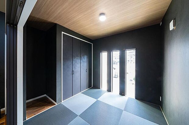【【本分譲地に建築可能な建物プラン例】】リビングから続く和室は落ち着いたトーンでシックな印象に。LDKと仕切ることも可能なので、客間としても使えます。《分譲地外:建物面積104.89m2、建物価格2181万円》