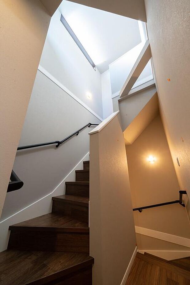 【【本分譲地に建築可能な建物プラン例】】2階から3階へとつながる階段は吹き抜けに。窓からの採光もあり、明るさと開放感が生まれます。《分譲地外:建物面積104.89m2、建物価格2181万円》