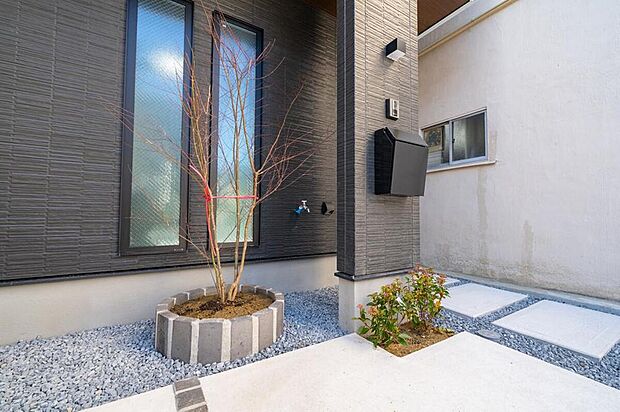 【【本分譲地に建築可能な建物プラン例】】建物の正面に植栽スペースを設けました。モノトーンな外観に、少しのゆとりと癒しを与えることができます。《分譲地外:建物面積104.89m2、建物価格2181万円》