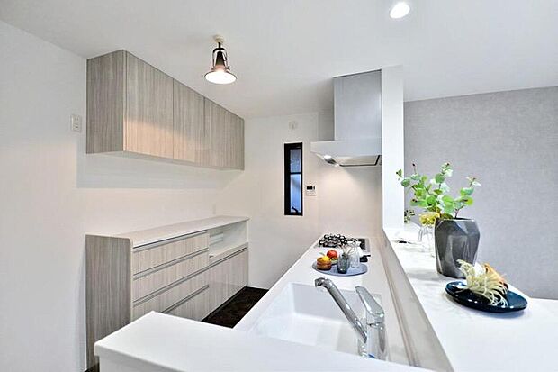 【【本分譲地に建築可能な建物プラン例】】キッチン前面の視界が広がりリビングを広く感じるよう、吊り戸棚とカップボードをキッチンの背面に設けています。《分譲地外:建物面積101.25m2、建物価格2116万円》