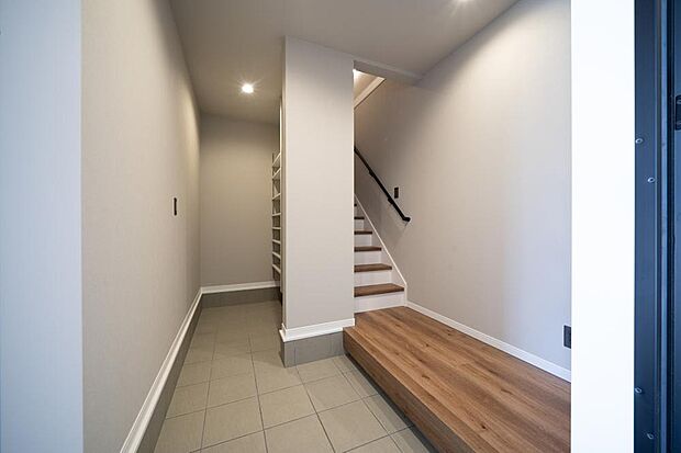 【【本分譲地に建築可能な建物プラン例】】奥行きのある玄関は、靴の脱ぎ履きがしやすい広さを確保◎玄関収納は、靴の出し入れがしやすいオープンタイプです。《分譲地外:建物面積90.91m2、建物価格1673万円》