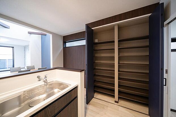 【【本分譲地に建築可能な建物プラン例】】キッチン横に可動棚付きのパントリーを設置。食品のストックや調理家電を収納可能。すぐに取り出せ使い勝手も◎《分譲地外:建物面積100.63m2、建物価格2105万円》