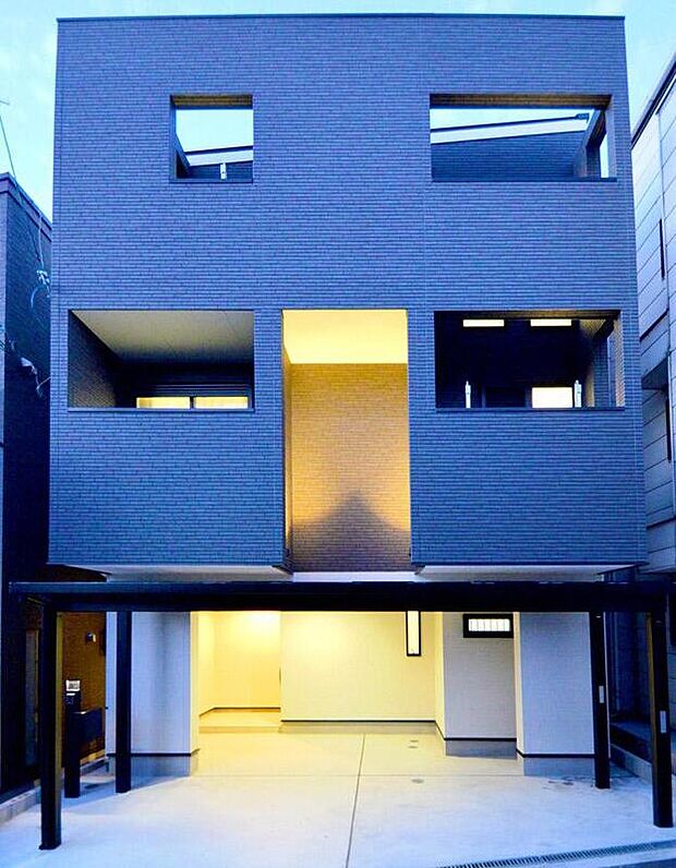【【本分譲地に建築可能な建物プラン例】】シックで重厚感のある外構デザイン。駐車場は屋根付きで、雨の日も濡れずに玄関から車へ出入りできます。《分譲地外:建物面積112.58m2、建物価格2320万円》