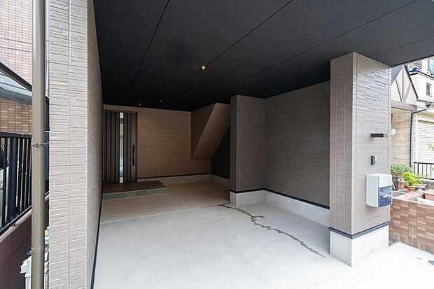 【【本分譲地に建築可能な建物プラン例】】大切な車を風雨から守るインナーガレージ。雨の日の乗り降りや、荷物の出し入れも楽に行えます。《分譲地外:建物面積100.63m2、建物価格2105万円》