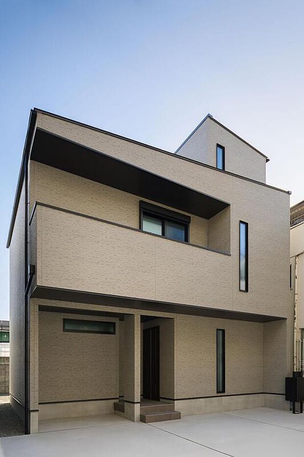 【【本分譲地に建築可能な建物プラン例】】多様なライフスタイルに対応しやすい「4LDK」の住まい。1台分(車種による)のインナーガレージ付きです。《分譲地外:建物面積95.98m2、建物価格2021万円》