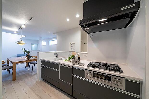 【【本分譲地に建築可能な建物プラン例】】吹抜けを施したリビングとは異なり、キッチンとダイニングは天井の高低差により、落ち着きのある印象に◎《分譲地外:建物面積95.57m2、建物価格2014万円》