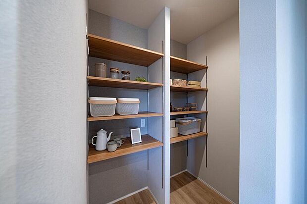 【【本分譲地に建築可能な建物プラン例】】縦の空間を無駄なく使用できる可動棚付きのパントリーです。保存食やキッチン用品などをたっぷりと保管できます。《分譲地外:建物面積94.77m2、建物価格1999万円》