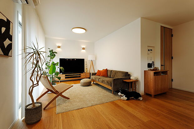 【当社施工事例】
カーテンを開け放ってのびのびと過ごせるように2階にLDKをレイアウト。勾配天井にすることで天井が高い開放感も実現した。さらに、床には無垢の挽き板のフローリングを採用。