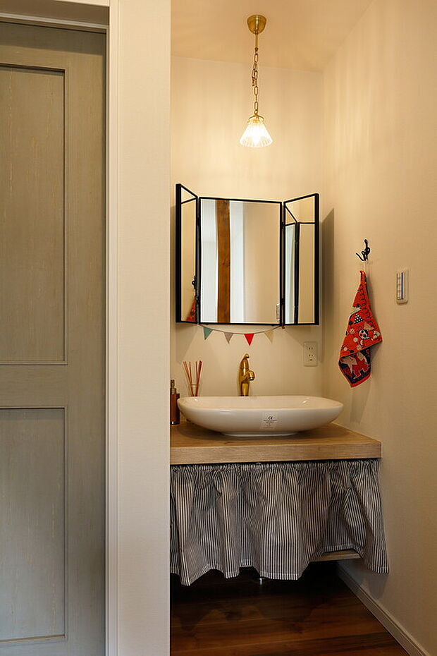 【当社施工事例】玄関の近くに手洗い洗面を設置することで、帰宅時の手洗いうがいが習慣化に。