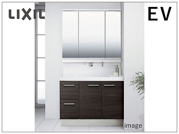 【LIXIL洗面化粧台「EV」】バックガードがミラー下まであり、洗面ボウルと一体成形になったキレイアップカウンター。つなぎ目などの凹凸がなく、飛び散った水滴もサッと一拭き!上から水がでるキレイアップ水栓は、水栓まわりに水がたまらないのでお掃除も簡単です!