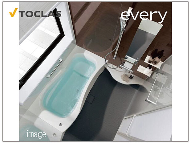 【TOCLASシステムバス「エブリィ」】洗い場もバスタブも広々、3Dエルゴデザインを採用。保温浴槽+断熱の安心の2重パン構造で保温性も高めた人工大理石浴槽「うつくし浴槽」は、傷がつきにくい硬さを保ちながらも、なめらかな入り心地を実現。さらに、毎日のお手入れがカンタンな「うつくしフロアW」や「うつくしドア」など、お手入れのしやすさと使いやすさを追求しました。