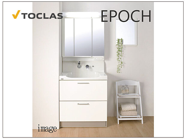 【TOCLAS洗面化粧台「エポック」】使いやすさとお手入れのしやすさを第一に考えた機能充実の洗面化粧台は、人工大理石「ハイバッグボウル」を採用。継ぎ目のないハイバッグガードは汚れが溜まりにくく、毎日のお手入れを簡単にしてくれます。また、濡れたものも自然に換気できる「乾くん棚」や、取り外してきれいに洗える収納トレーなどミラーキャビネットは機能性も充実しています。